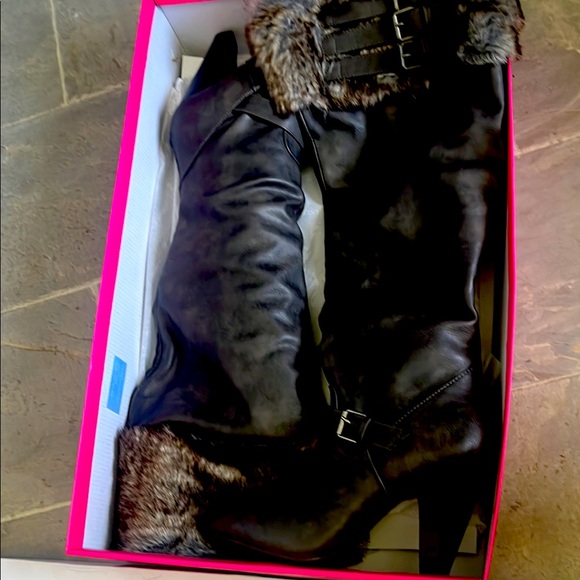 Women's Black Fur-Trimmed Boots - Picture 1 of 3